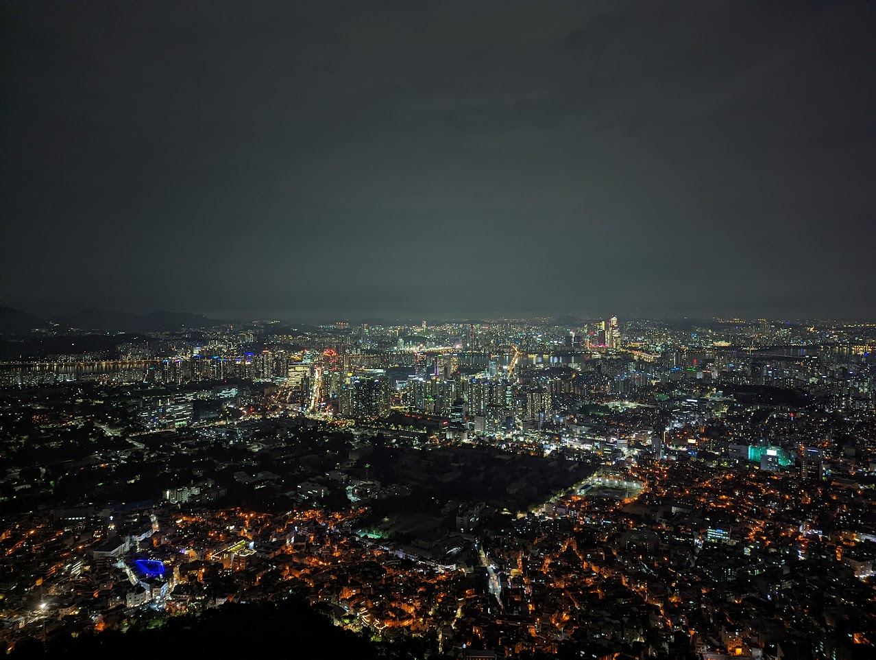 ทิวทัศน์แนวตั้งของกรุงโซลในยามค่ำคืน บริเวณใกล้สำนักงานย่านคางนัม